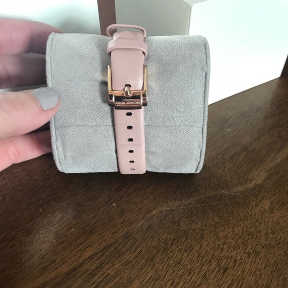 Michael Kors watch - Picture 3 of 4